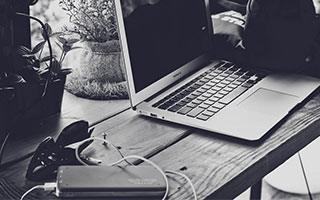 满脸微笑！詹姆斯交大活动抛球后轻轻拍了拍30号球员的屁股