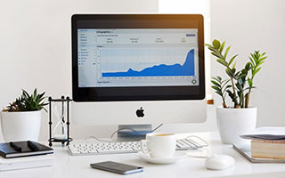 满脸微笑！詹姆斯交大活动抛球后轻轻拍了拍30号球员的屁股