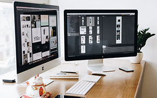 满脸微笑！詹姆斯交大活动抛球后轻轻拍了拍30号球员的屁股